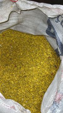 Plástico molido amarillo
