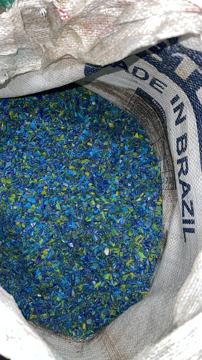 Plástico molido azul